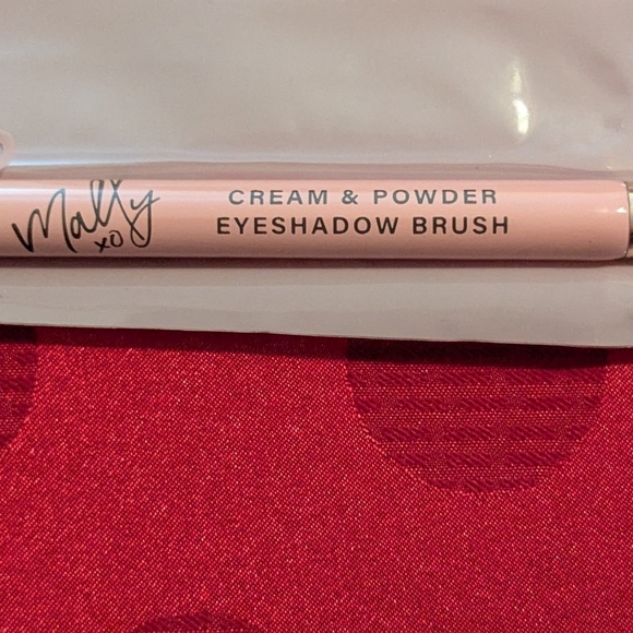 🆕 Eyeshadow Brush For Cream And Powder Eyeshadow Double Ended By Mally XO - Picture 4 of 7